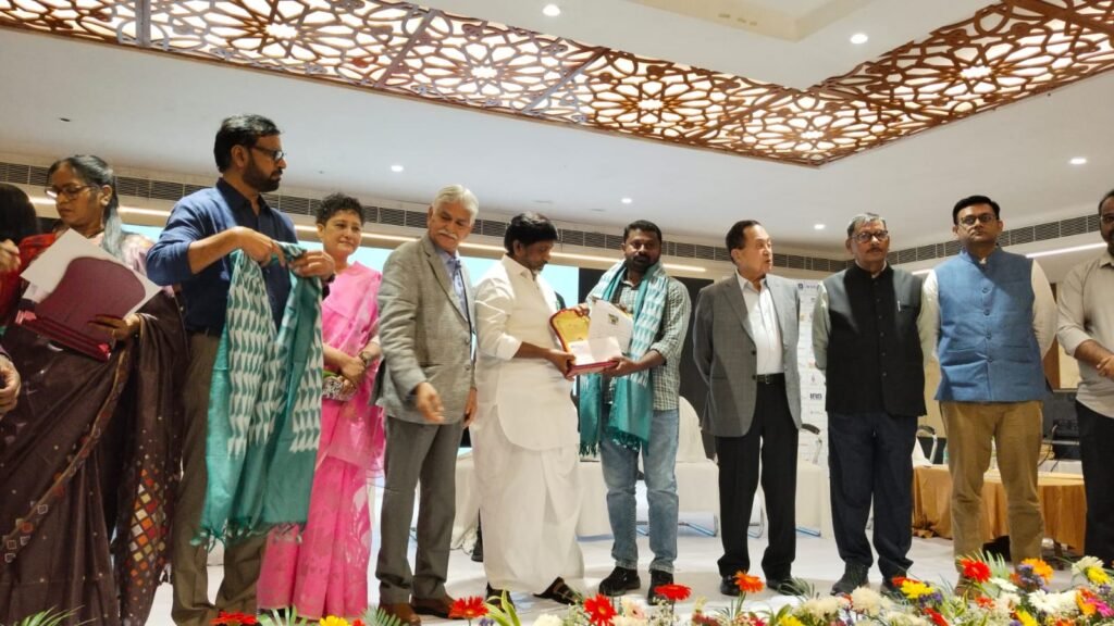 డిప్యూటీ సీఎం చేతుల మీదుగా రాష్ట్రస్థాయి అవార్డు అందుకున్న ఫోటో జర్నలిస్ట్