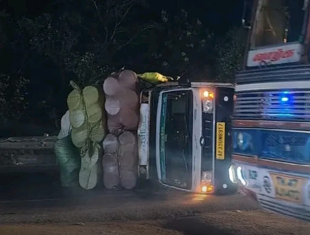 చిట్యాలలో వాహనం బోల్తా.. 4 కి.మీ. మేర భారీ ట్రాఫిక్ జామ్