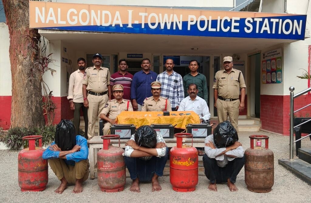 దొంగతనాలకు పాల్పడుతున్న ముగ్గురు సభ్యుల ముఠా అరెస్ట్