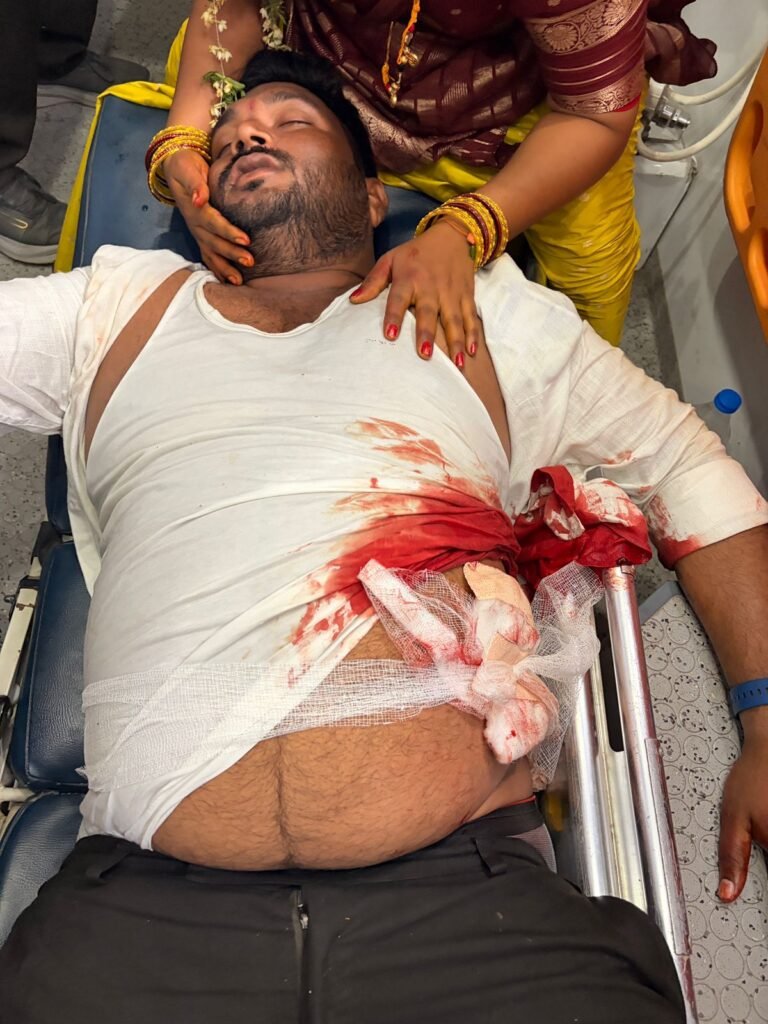 ఇరుగు వర్గాల మధ్య ఘర్షణ – ముగ్గురికి గాయాలు, కేసు నమోదు