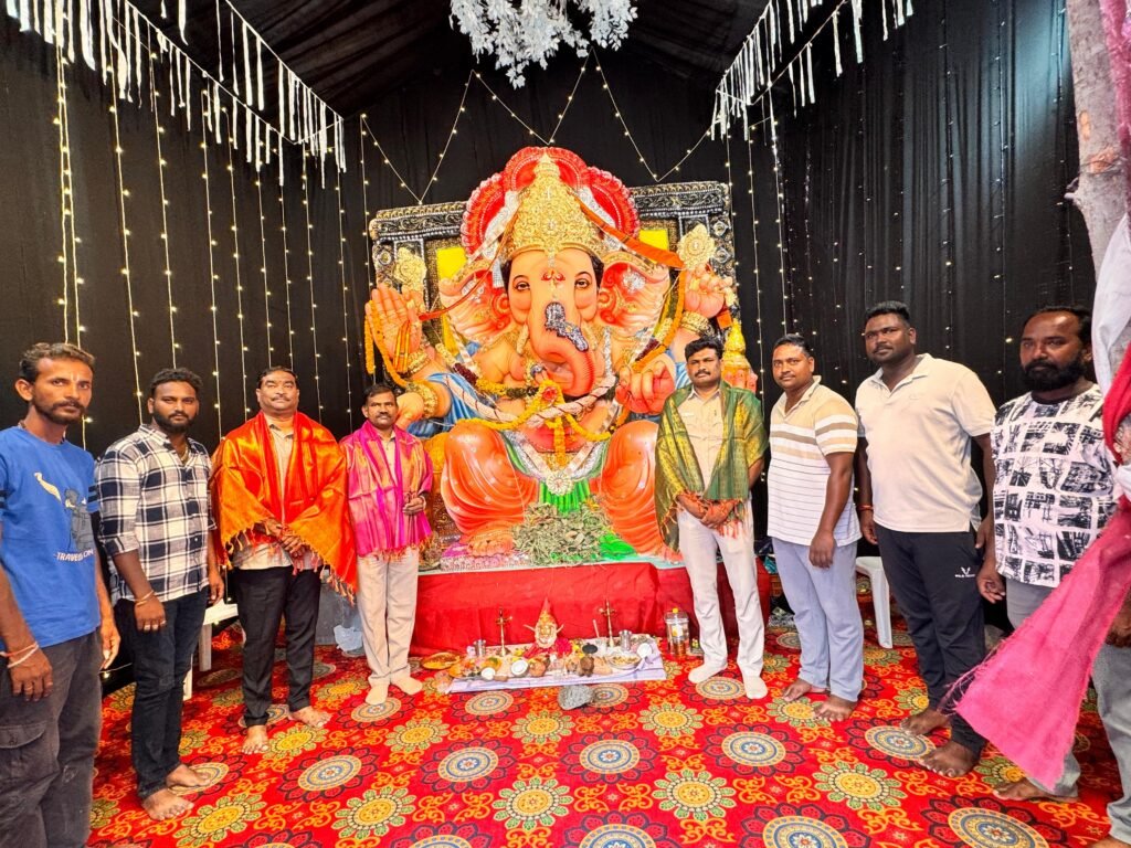 *శ్రీ రామ్ నగర్ గణేష్ ని దర్శించుకున్న డిండి తాహాసిల్దర్ హనుమంతు శ్రీనివాస్ గౌడ్ గారు.. సీఐ బీసన్న గారు SI బాలకృష్ణ గారు*……. *