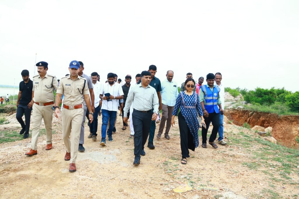 దేవరకొండ మండలం, కొమ్ము తండా లోని భీమనపల్లి చెరువు వద్ద వినాయక నిమజ్జనానికి అవసరమైన అన్ని ఏర్పాట్లు చేయాలని జిల్లా కలెక్టర్ బి. చంద్రశేఖర్ ఆదేశించారు.