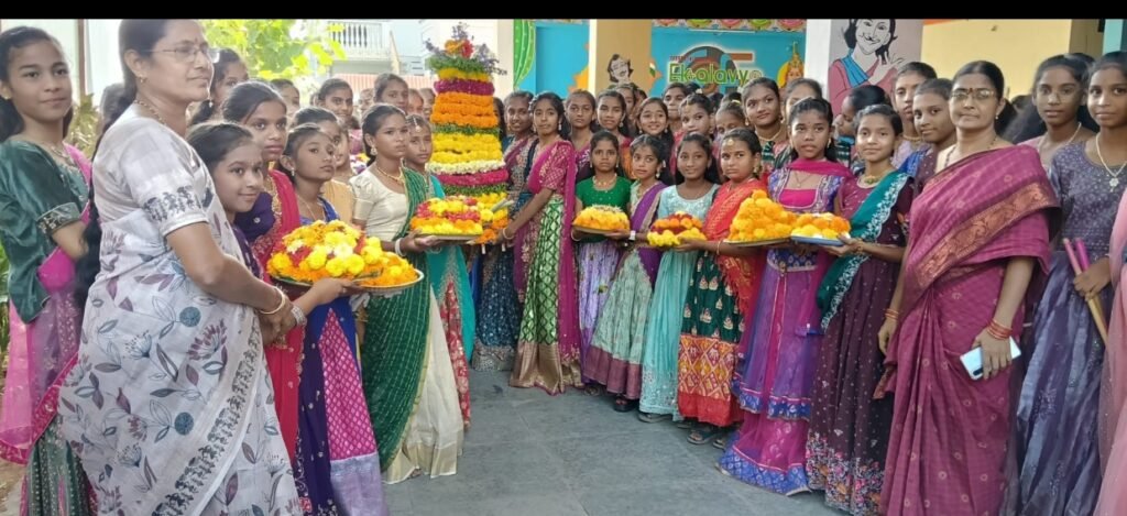 ఏకలవ్య హైస్కూల్‌లో అంబరాన్నంటిన బతుకమ్మ సంబరాలు