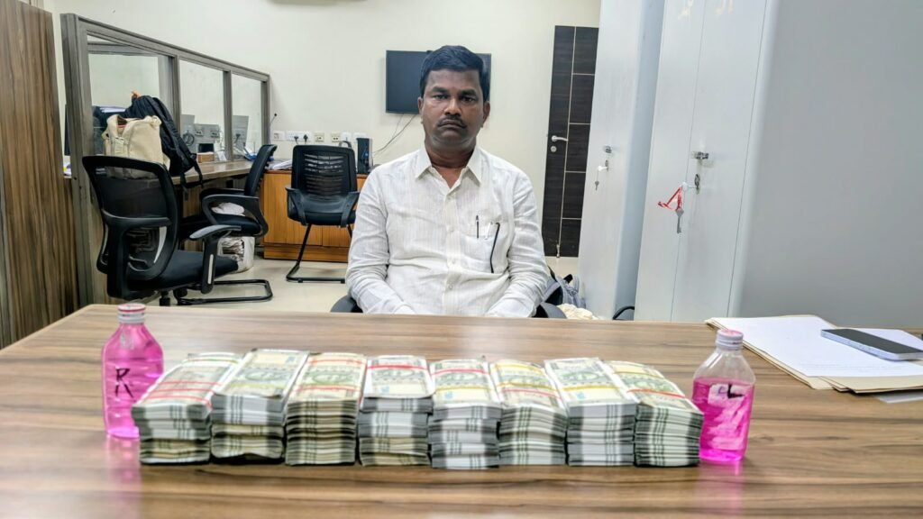 రూ.20 లక్షల లంచం తీసుకుంటూ ఏసీబీకి చిక్కిన తహసీల్దార్, మండల సర్వేయర్!