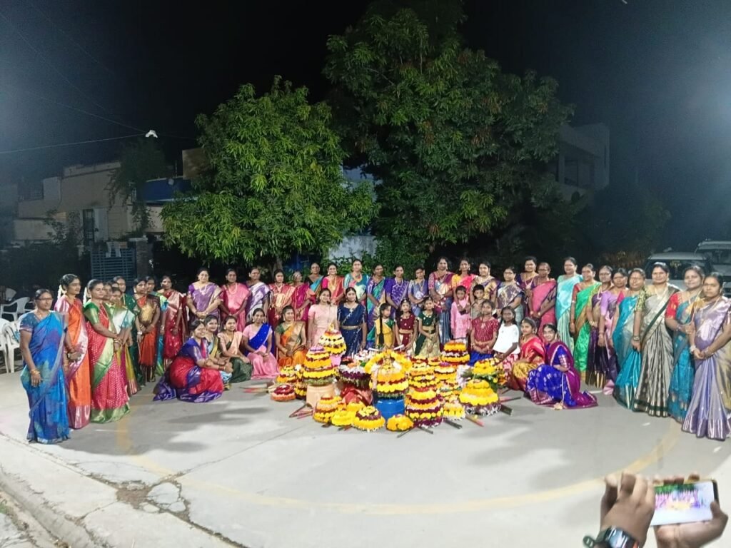 కాకతీయ వింటేజ్ కాలనీలో ఘనంగా సద్దుల బతుకమ్మ వేడుకలు