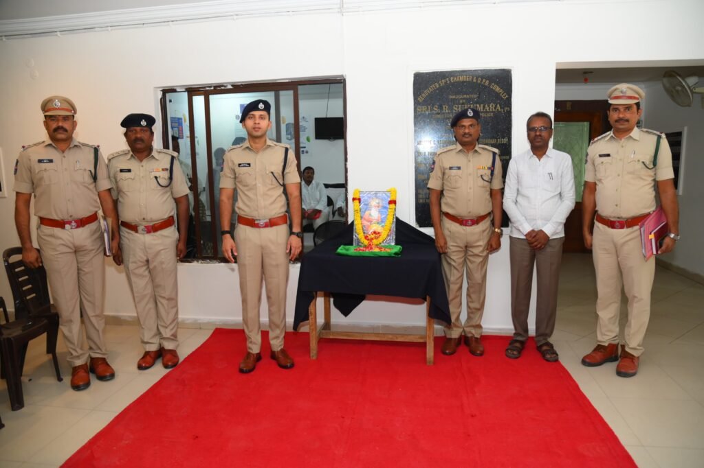 నల్లగొండ జిల్లా పోలీస్ కార్యాలయంలో ఘనంగా వాల్మీకి జయంతి వేడుకలు