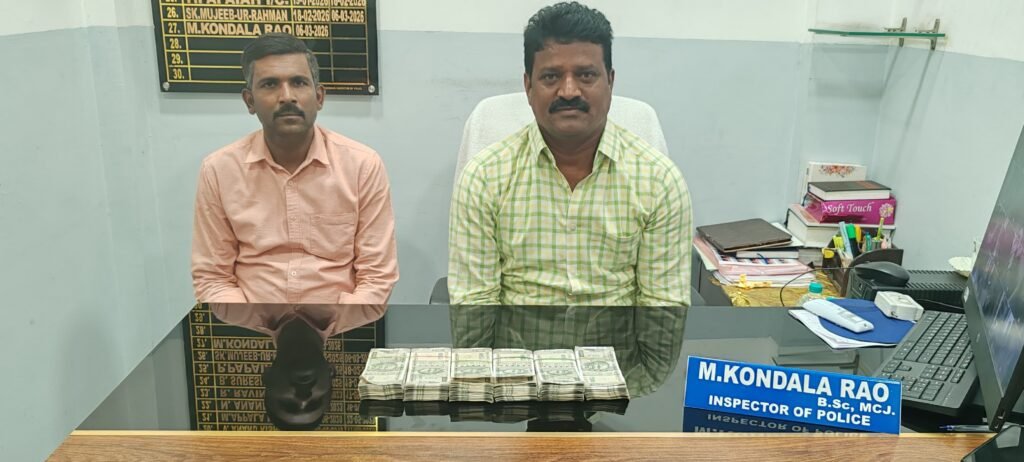 మీర్ చౌక్ పోలీస్ స్టేషన్‌లో ఏసీబీసోదాలు.. రూ.3 లక్షల లంచం తీసుకుంటూ ఇన్‌స్పెక్టర్ పట్టివేత