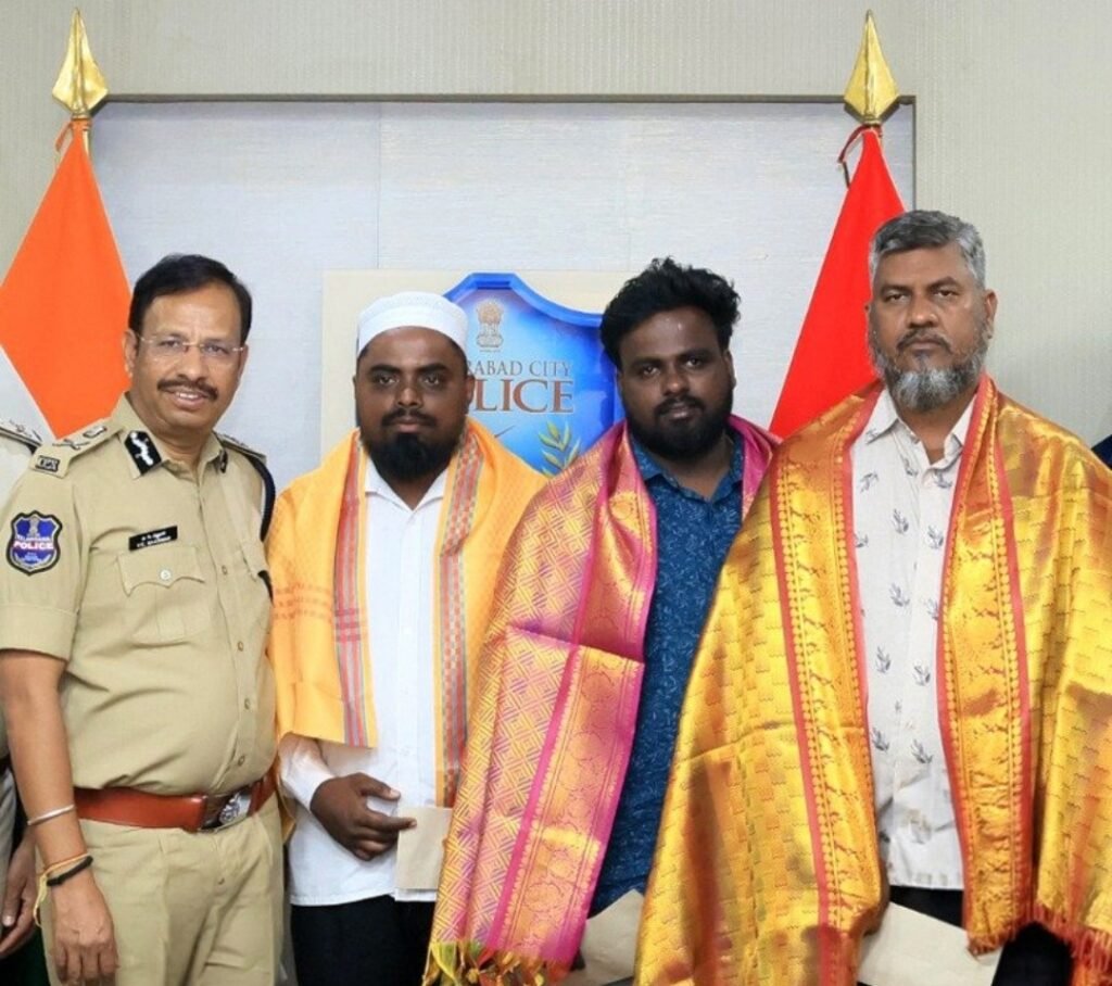 ప్రాణాలకు తెగించి చిన్నారిని కాపాడిన ముగ్గురు.. అభినందించిన సీపీ సజ్జనార్! హుస్సేన్‌సాగర్‌లో ఆరేళ్ల చిన్నారిని రక్షించిన ఆటో డ్రైవర్ ఫక్రుద్దీన్, బాలకృష్ణ, మహ్మద్ అఫ్సర్‌కు సన్మానం