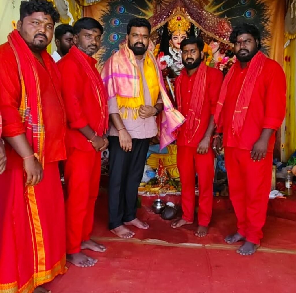 తిప్పర్తిలో దుర్గామాత విగ్రహాలను సందర్శించిన బద్దం సుధీర్